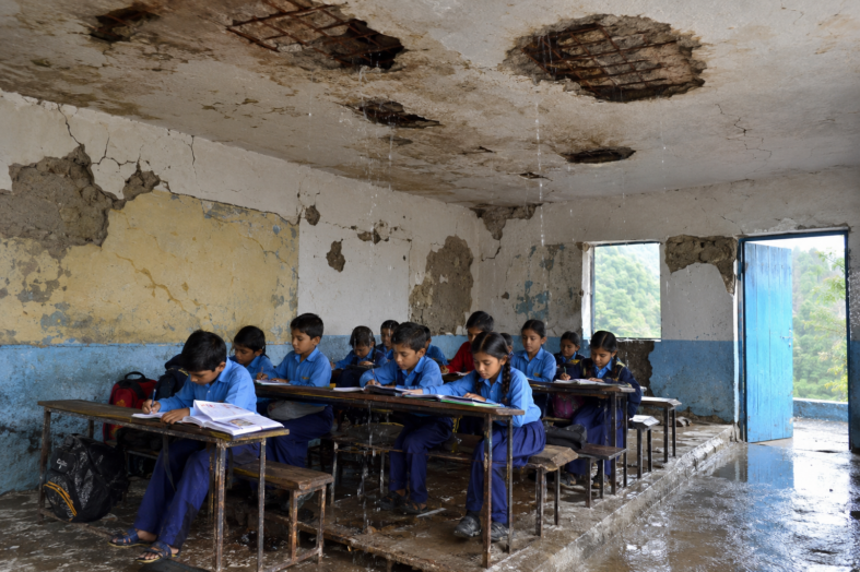 कीर्तिनगर के जर्जर स्कूलों में जान जोखिम में डालकर पढ़ रहे बच्चे, बरसात में बढ़ा हादसे का खतरा