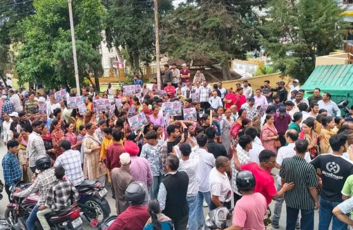 मेडिकल कॉलेज शिफ्टिंग के विरोध में नई टिहरी बंद, हजारों लोगों ने निकाली जनाक्रोश रैली