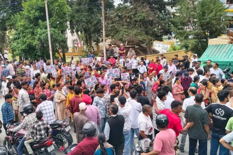 मेडिकल कॉलेज शिफ्टिंग के विरोध में नई टिहरी बंद, हजारों लोगों ने निकाली जनाक्रोश रैली