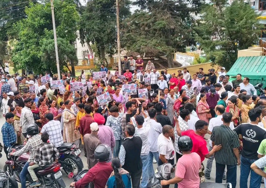 मेडिकल कॉलेज शिफ्टिंग के विरोध में नई टिहरी बंद, हजारों लोगों ने निकाली जनाक्रोश रैली