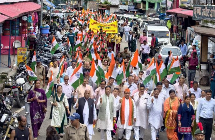 देशभक्ति के रंग में रंगा पौड़ी, तिरंगे के साथ गूंजे भारत माता की जय के जयकारे