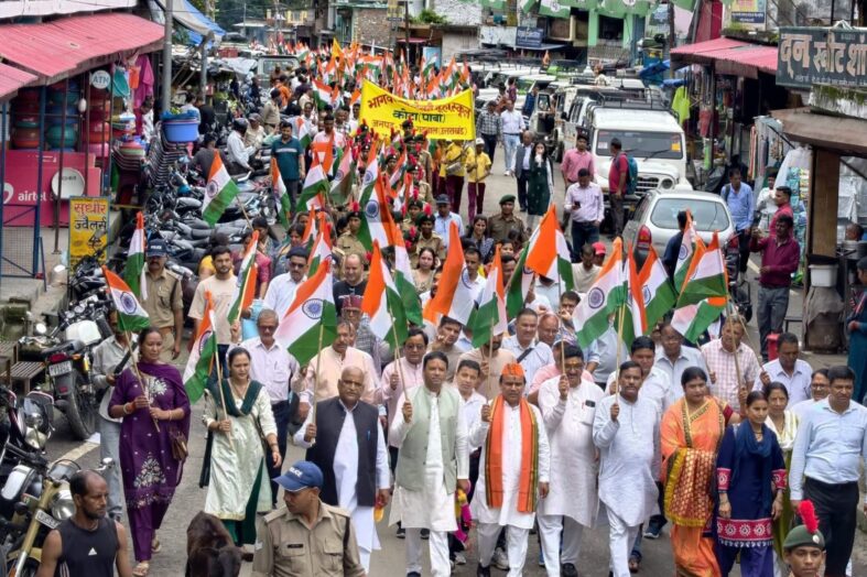 देशभक्ति के रंग में रंगा पौड़ी, तिरंगे के साथ गूंजे भारत माता की जय के जयकारे