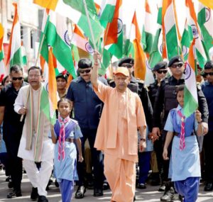 गोरखपुर की सड़कों पर सीएम योगी ने निकाली तिरंगा यात्रा, रवि किशन और संजय निषाद भी रहे साथ