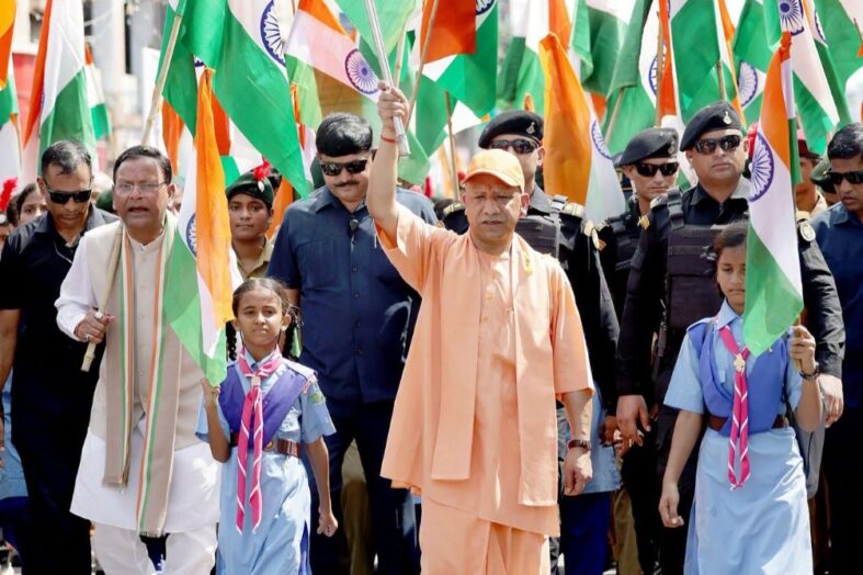 गोरखपुर की सड़कों पर सीएम योगी ने निकाली तिरंगा यात्रा, रवि किशन और संजय निषाद भी रहे साथ