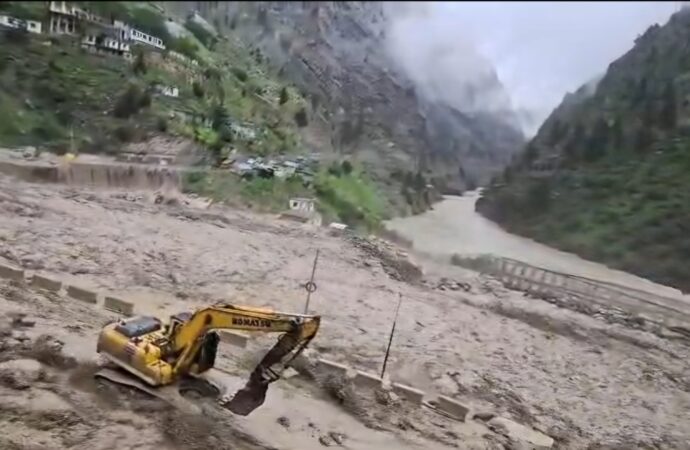 चमोली में बादल फटने से भारी तबाही, देखते ही देखते सैलाब में बह गया पुल; एक व्यक्ति लापता